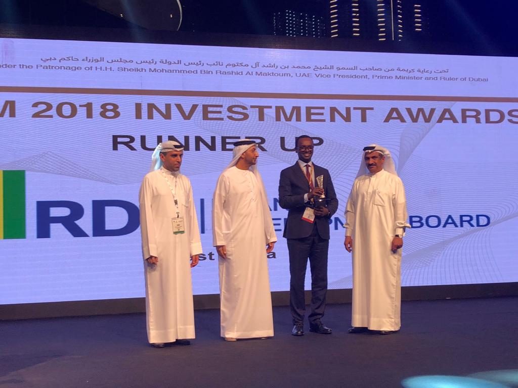 Emmanuel Hategeka receiving Rwanda award during the Annual Investment Meeting (AIM)